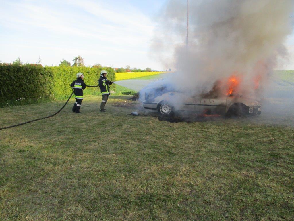 Monatsübung Fahrzeugbrand 21.05.2016 004