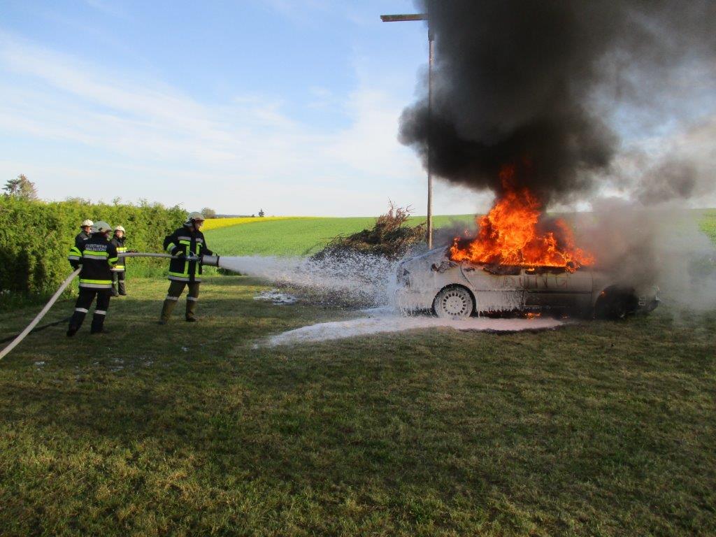 Monatsübung Fahrzeugbrand 21.05.2016 011