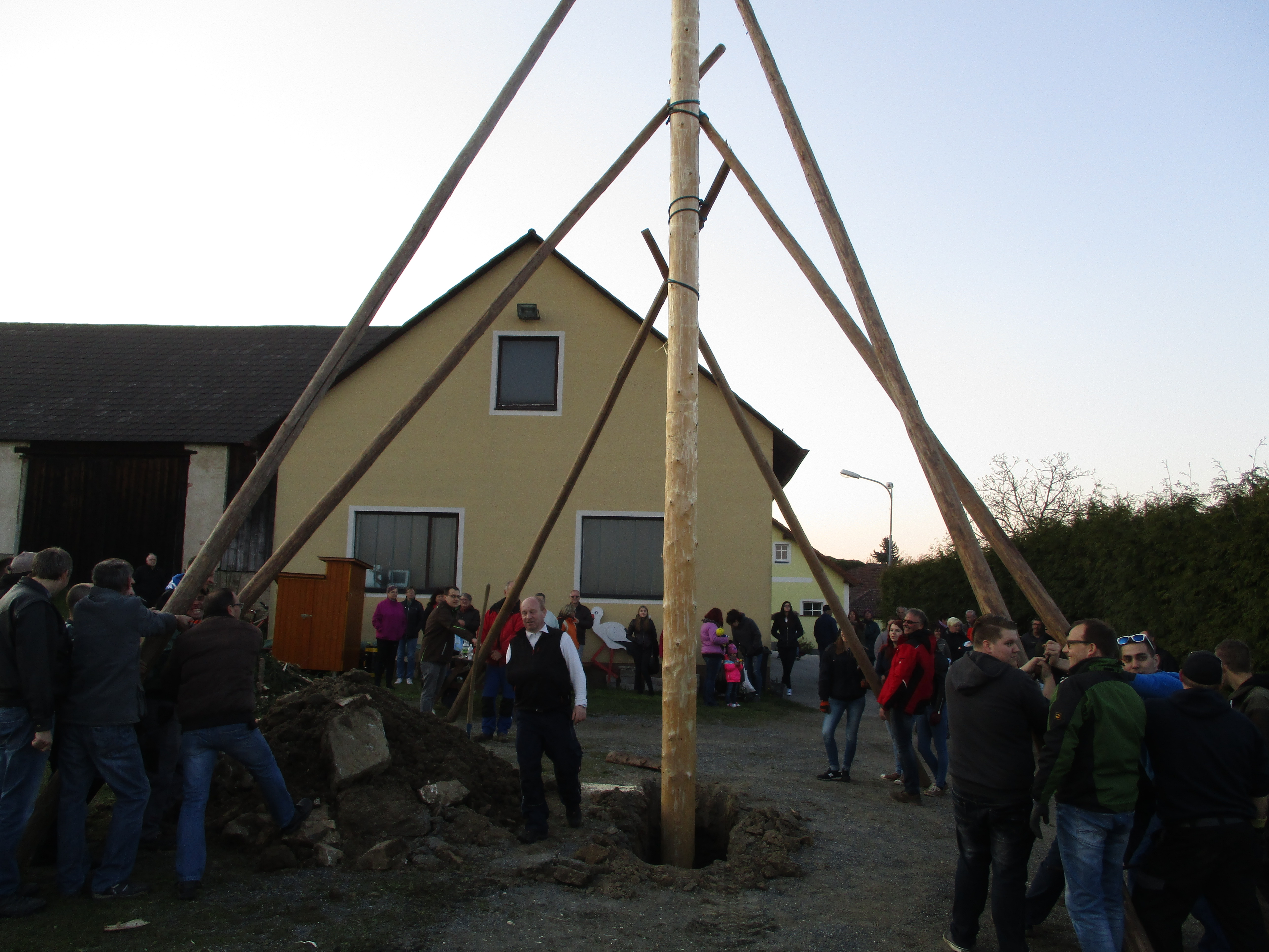 Maibaumaufstellen-30.04.2017-051