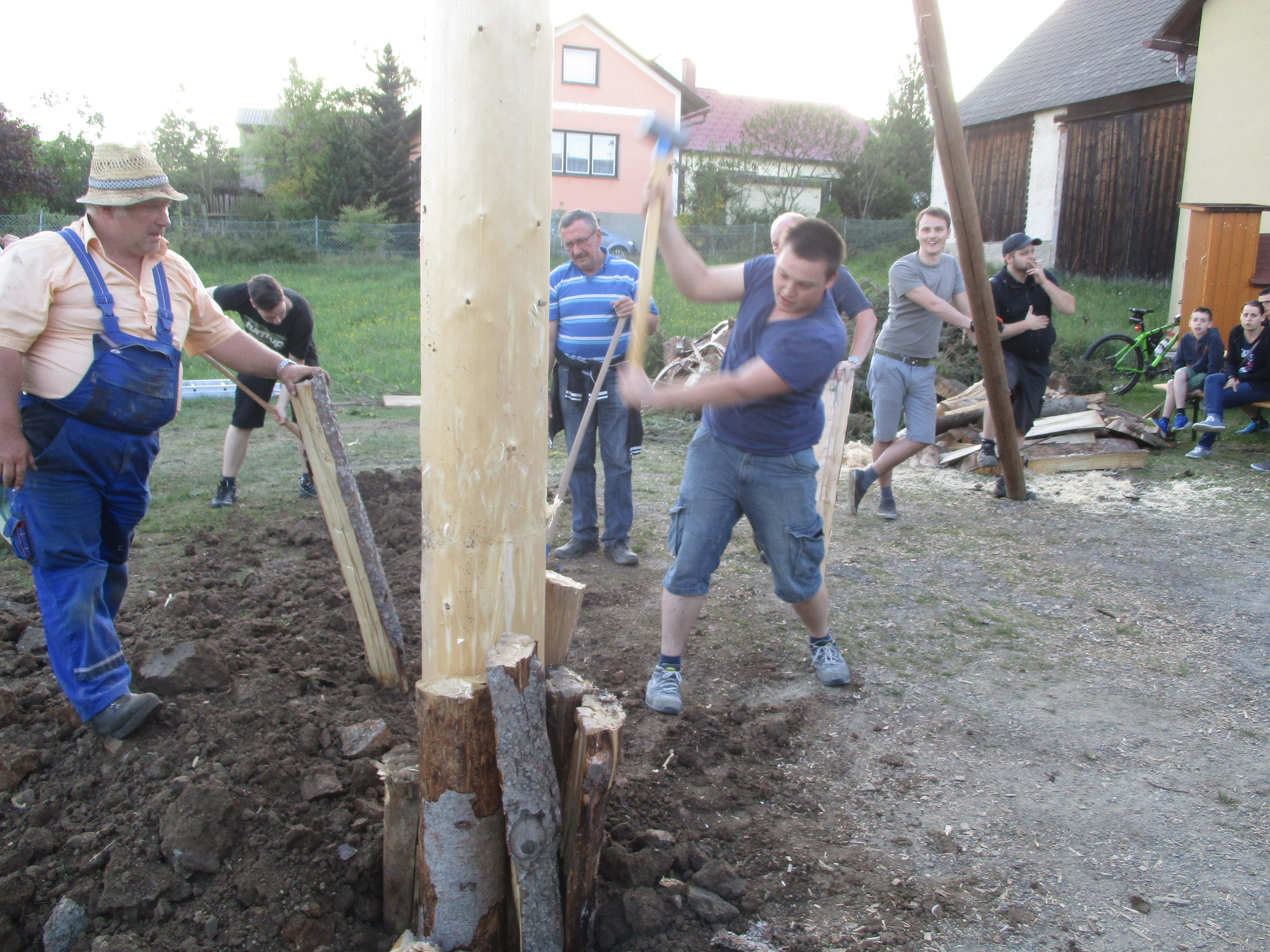 Maibaum-aufstellen-30.04.2018-051